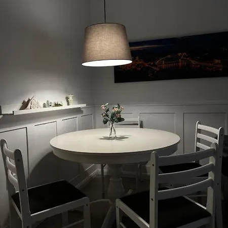 Pazmany Rest דירה