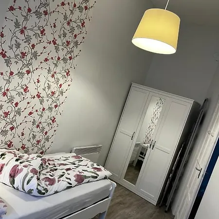 Pazmany Rest דירה *