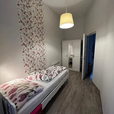 Pazmany Rest דירה *