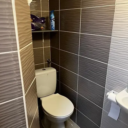 Pazmany Rest דירה *