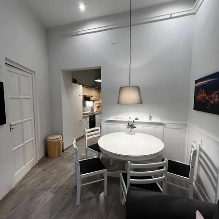 Pazmany Rest דירה