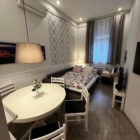 Pazmany Rest דירה