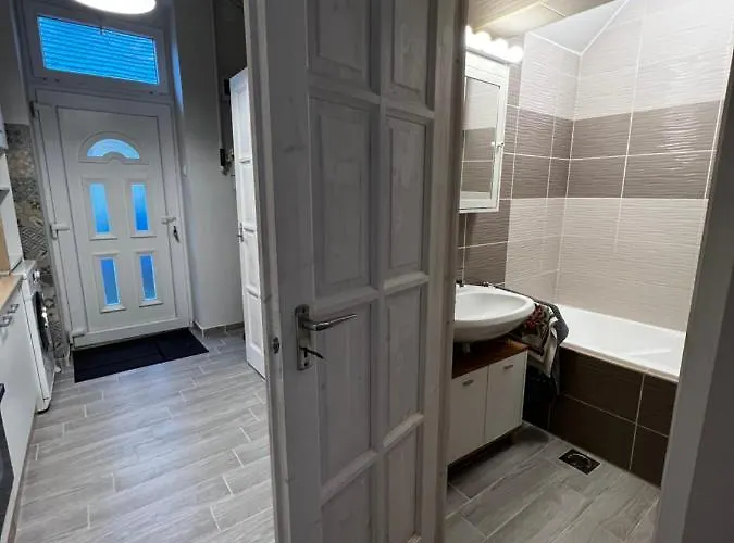 Pazmany Rest Lägenhet *